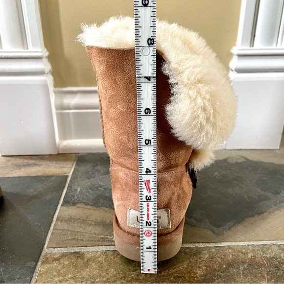 UGG Bailey Button~UGG Charms•5•Chestnut•Shearling Lined Boots From UGG Australia - Picture 11 of 12